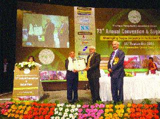 Subodh Joshi is honored with life | सुबोध जोशी यांना जीवन गौरव प्रदान