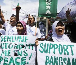 Propose the President of the Philippines to give autonomous provinces to Muslims for peace | शांततेसाठी मुस्लीमांना स्वायत्त प्रांत देण्याचा फिलिपाइन्सच्या अध्यक्षांचा प्रस्ताव Propose the President of the Philippines to give autonomous provinces to Muslims for peace | शांततेसाठी मुस्लीमांना स्वायत्त प्रांत देण्याचा फिलिपाइन्सच्या अध्यक्षांचा प्रस्ताव