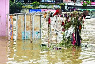 The police tower in the water: | पोलिसांचा टॉवर पाण्यात :