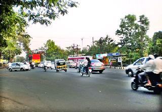 Suburban chowk is still unsafe | उपनगर चौक अजूनही असुरक्षित