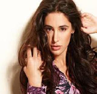 When Nargis Fakhri was bitten by the dress. | नर्गिस फाक्री जेव्हा ड्रेसच्या ओङयाने वाकली..