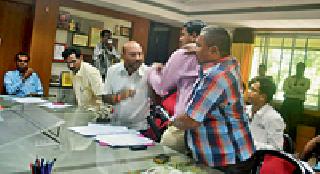 Chair chairs on the faculty of the university | विद्यापीठाच्या विधी अधिकाऱ्यावर उगारली खुर्ची Chair chairs on the faculty of the university | विद्यापीठाच्या विधी अधिकाऱ्यावर उगारली खुर्ची