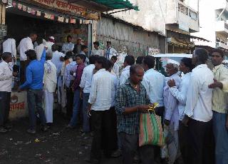 Farmers planted the queue and bought urea | शेतकर्‍यांनी रांगा लावून केली युरियाची खरेदी