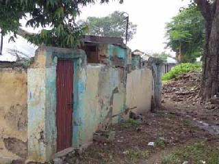 The collapse of the homes of the police colony of Karanja | कारंजाच्या पोलिस वसाहतीतील घरांची पडझड