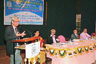 Media should not cross the target line | प्रसारमाध्यमांनी लक्ष्मणरेषा ओलांडू नये Media should not cross the target line | प्रसारमाध्यमांनी लक्ष्मणरेषा ओलांडू नये