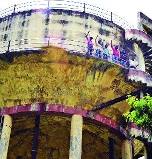 पाण्यासाठी नगरसेवकाचे ‘शोले’स्टाइल आंदोलन