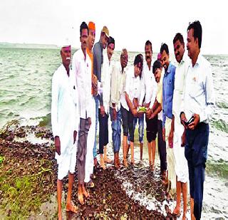 Gandhigiri now to prevent pollution of Uighi! | उजनीचे प्रदूषण रोखण्यासाठी आता गांधीगिरी! Gandhigiri now to prevent pollution of Uighi! | उजनीचे प्रदूषण रोखण्यासाठी आता गांधीगिरी!