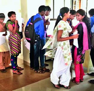 Thousands of youngsters hoping for a job | नोकरीच्या आशेने हजारो तरूणांची पायपीट Thousands of youngsters hoping for a job | नोकरीच्या आशेने हजारो तरूणांची पायपीट