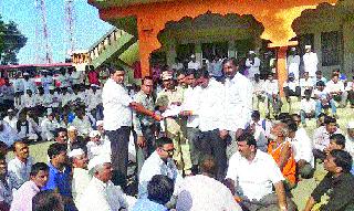 Nandurkar's crackling turned off; Silent Front | नांदूरकरांचा कडकडीत बंद; मूक मोर्चा Nandurkar's crackling turned off; Silent Front | नांदूरकरांचा कडकडीत बंद; मूक मोर्चा