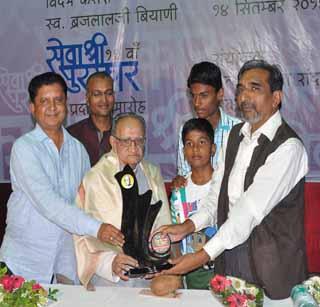 The service award was given to Natwarlal Chaudhary | नटवरलाल चौधरी यांना सेवाश्री पुरस्कार प्रदान