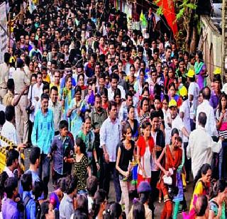 The crowd of Mount Mary is crowded | माउंट मेरीच्या जत्रेला गर्दी The crowd of Mount Mary is crowded | माउंट मेरीच्या जत्रेला गर्दी