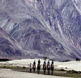 Chinese people infiltrated in Ladakh | लडाखमध्ये चिनी नागरिकांची घुसखोरी Chinese people infiltrated in Ladakh | लडाखमध्ये चिनी नागरिकांची घुसखोरी