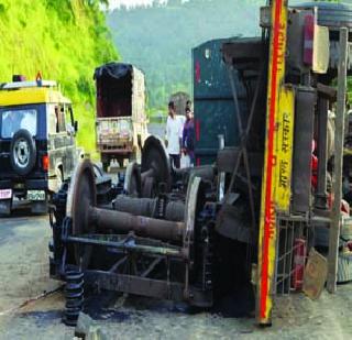 Wounded accidentally injured six seriously | विचित्र अपघात सहा गंभीर जखमी Wounded accidentally injured six seriously | विचित्र अपघात सहा गंभीर जखमी