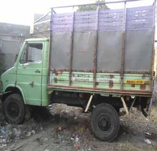 The truck carrying the truck caught | जनावरांची वाहतूक करणारा ट्रक पकडला The truck carrying the truck caught | जनावरांची वाहतूक करणारा ट्रक पकडला