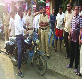 Vehicles in no parking | नो पार्कीगमधील वाहने दोरखंडात Vehicles in no parking | नो पार्कीगमधील वाहने दोरखंडात