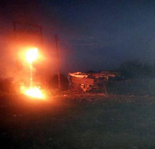 Roha blast explosion in Anasing | अनसिंगमध्ये विद्युत रोहित्राचा स्फोट Roha blast explosion in Anasing | अनसिंगमध्ये विद्युत रोहित्राचा स्फोट