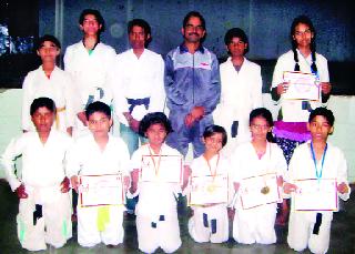 Five girls were awarded gold medal in the karate tournament | कराटे स्पर्धेत पाच विद्यार्थिनींना सुवर्णपदक Five girls were awarded gold medal in the karate tournament | कराटे स्पर्धेत पाच विद्यार्थिनींना सुवर्णपदक