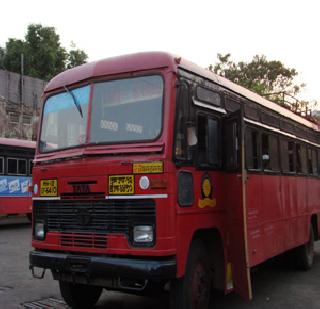 Stable School Stills | एसटीअभावी विद्याथ्र्याचे हाल