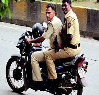 Regulatory rules from the police | पोलिसांकडून नियम धाब्यावर Regulatory rules from the police | पोलिसांकडून नियम धाब्यावर