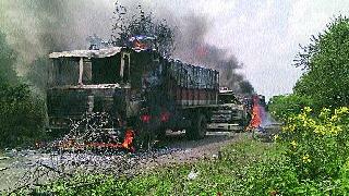 Five trucks burnt in Garage | गारजमध्ये पाच ट्रक जळाल्या