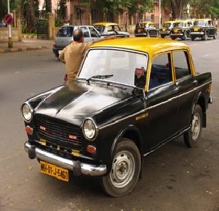 Lend the pedagogy to the taxi driver | शिक्षितांचाही टॅक्सी चालवण्याकडे ओढा Lend the pedagogy to the taxi driver | शिक्षितांचाही टॅक्सी चालवण्याकडे ओढा