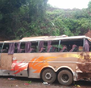 A private bus accident near Ratnagiri, four dead | रत्नागिरीजवळ खासगी बसला अपघात, चार ठार