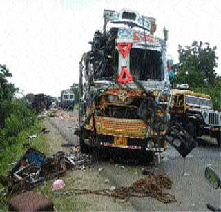 The truck hit face to face, one killed | ट्रकची समोरासमोर धडक, १ ठार
