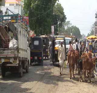 Road closure due to potholes | खड्डय़ांमुळे वाहतुकीची कोंडी Road closure due to potholes | खड्डय़ांमुळे वाहतुकीची कोंडी