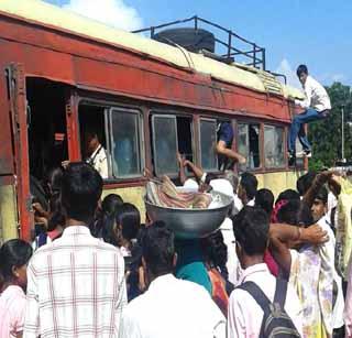 Inconvenience to students | गैरसोयीमुळे विद्यार्थिनींचे हाल Inconvenience to students | गैरसोयीमुळे विद्यार्थिनींचे हाल