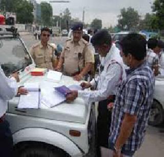 Traders in the midst of the police | पोलिसांना जुमानेनात व्यापारी Traders in the midst of the police | पोलिसांना जुमानेनात व्यापारी