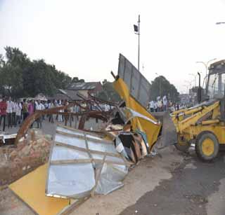 An old bus station was excited | जुन्या बस स्थानकाची आवारभिंत पाडली