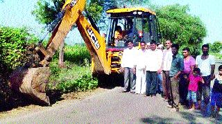 Thorny shrubs removed from public participation | लोकसहभागातून काढली काटेरी झुडपे Thorny shrubs removed from public participation | लोकसहभागातून काढली काटेरी झुडपे