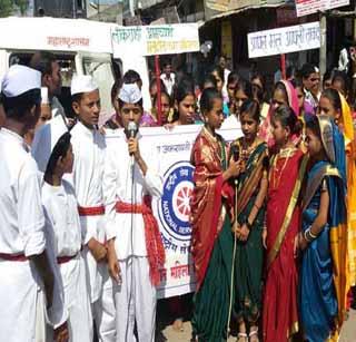 The importance of voting for the smallpox | चिमुकल्यांना उमगले मतदानाचे महत्व