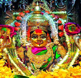 A crowd gathered in the sight of the tulabhabani mother | तुळजाभवानी मातेच्या दर्शनाला गर्दी उसळली