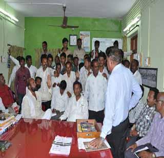 Soybean seeds on hundreds of hectares! | शेकडो हेक्टरवरील सोयाबीन बियाणे उलटले! Soybean seeds on hundreds of hectares! | शेकडो हेक्टरवरील सोयाबीन बियाणे उलटले!