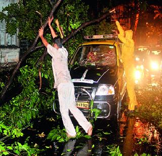 Letter overboard in overhead wire | ओव्हरहेड वायरवर कोसळला पत्र