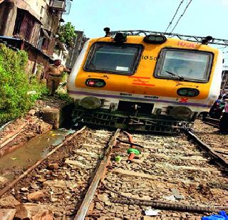 Dombivli local train collapses | डोंबिवलीत लोकलचा डबा घसरला