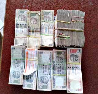 Got four lakh rupees on Sogoda check post | सोगोडा चेक पोस्टवर चार लाख रुपये हस्तगत Got four lakh rupees on Sogoda check post | सोगोडा चेक पोस्टवर चार लाख रुपये हस्तगत