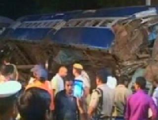 Two express hit in Gorakhpur, 12 killed | गोरखपूरमध्ये दोन एक्स्प्रेसची धडक, १२ ठार Two express hit in Gorakhpur, 12 killed | गोरखपूरमध्ये दोन एक्स्प्रेसची धडक, १२ ठार