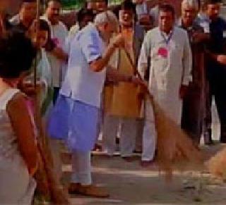 Modi's 'Clean India' mission started with a broom | हाती झाडू घेऊन मोदींचे 'स्वच्छ भारत' मिशन सुरू Modi's 'Clean India' mission started with a broom | हाती झाडू घेऊन मोदींचे 'स्वच्छ भारत' मिशन सुरू