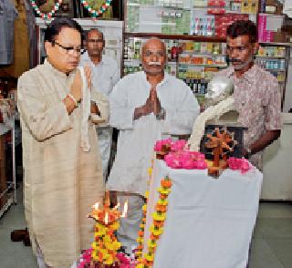 Suit scheme for khadi garments: eat Launch of Gandhi Jayanti celebrations at the hands of Vijay Darda | खादीच्या वस्त्रांवर सूट योजना : खा. विजय दर्डा यांच्या हस्ते गांधी जयंतीनिमित्त शुभारंभ Suit scheme for khadi garments: eat Launch of Gandhi Jayanti celebrations at the hands of Vijay Darda | खादीच्या वस्त्रांवर सूट योजना : खा. विजय दर्डा यांच्या हस्ते गांधी जयंतीनिमित्त शुभारंभ