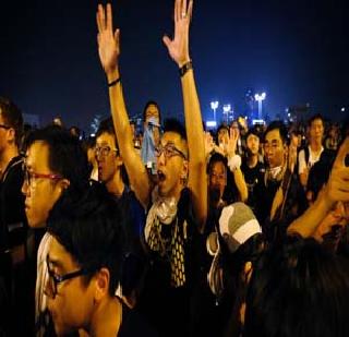 Stress in Hong Kong; The plastic balls on the demonstrators hit | हाँगकाँगमध्ये तणाव; निदर्शकांवर प्लास्टिक गोळ्यांचा मारा