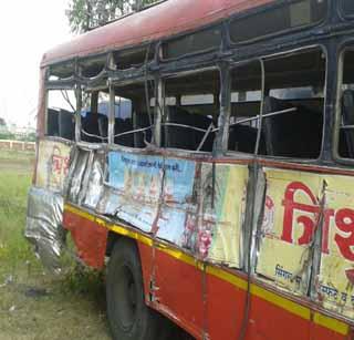 Two killed and 10 injured in accident | अपघातात २ ठार, १0 जखमी Two killed and 10 injured in accident | अपघातात २ ठार, १0 जखमी
