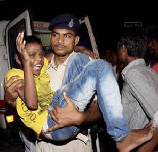 Accusations and allegations on the stampede | चेंगराचेंगरीवरून आरोप-प्रत्यारोप