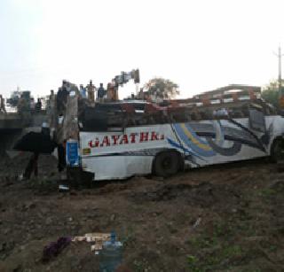Eight dead in a bus accident in Solapur | सोलापूरमध्ये बस अपघातात आठ ठार Eight dead in a bus accident in Solapur | सोलापूरमध्ये बस अपघातात आठ ठार