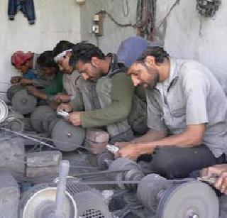 Security of industrial workers threatened! | औद्योगिक कामगारांची सुरक्षितता धोक्यात! Security of industrial workers threatened! | औद्योगिक कामगारांची सुरक्षितता धोक्यात!