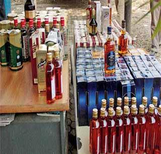 4.36 lakh liquor seized during elections | निवडणुकीच्या धामधुमीत ४.३६ लाखांची दारू जप्त