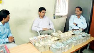 70 lakh cash in cash | ७० लाखांची रोकड पकडली 70 lakh cash in cash | ७० लाखांची रोकड पकडली