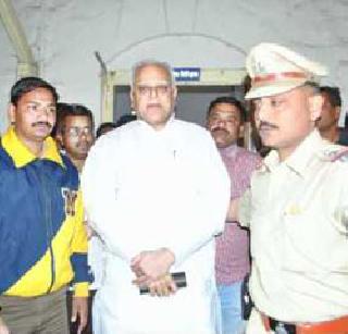 The right to vote in the police station | पोलीस बंदोबस्तात मतदान करण्याची मुभा The right to vote in the police station | पोलीस बंदोबस्तात मतदान करण्याची मुभा