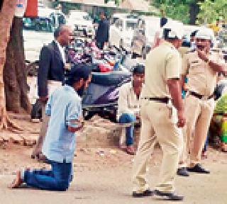 Court reached on the knees by the accused | गुडघ्यांवर चालत आरोपीने गाठले न्यायालय